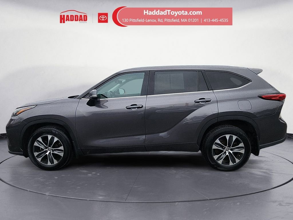 Used 2021 Toyota Highlander XLE AWD/4WD image 2