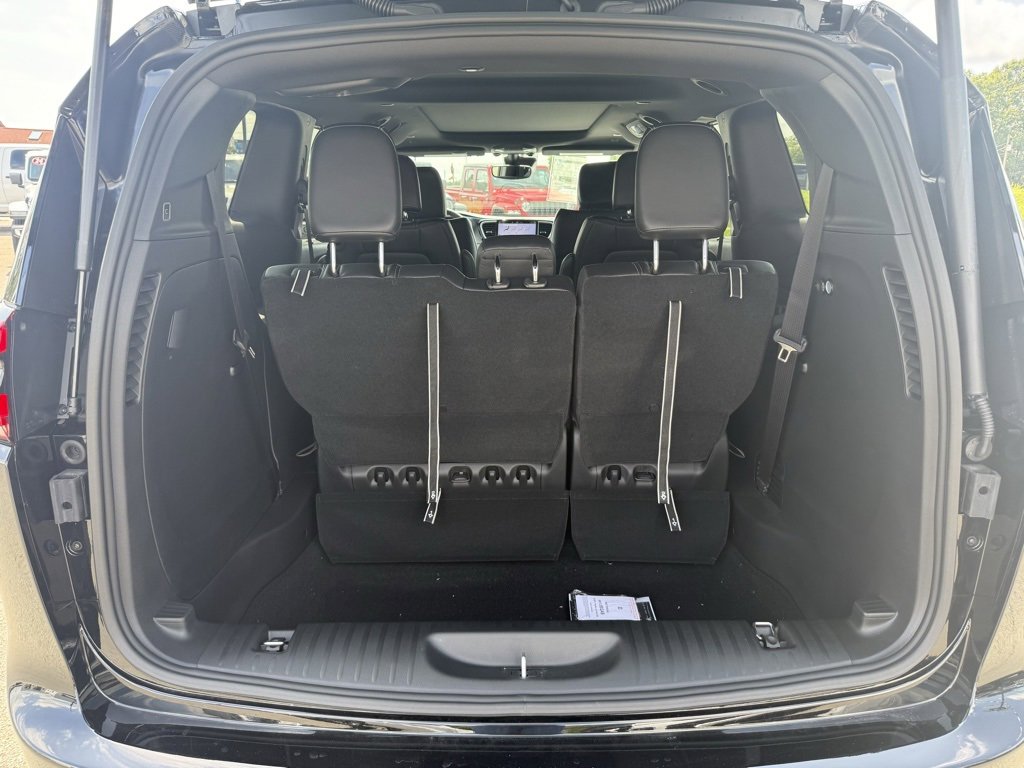 New 2026 Chrysler Pacifica Select image 5