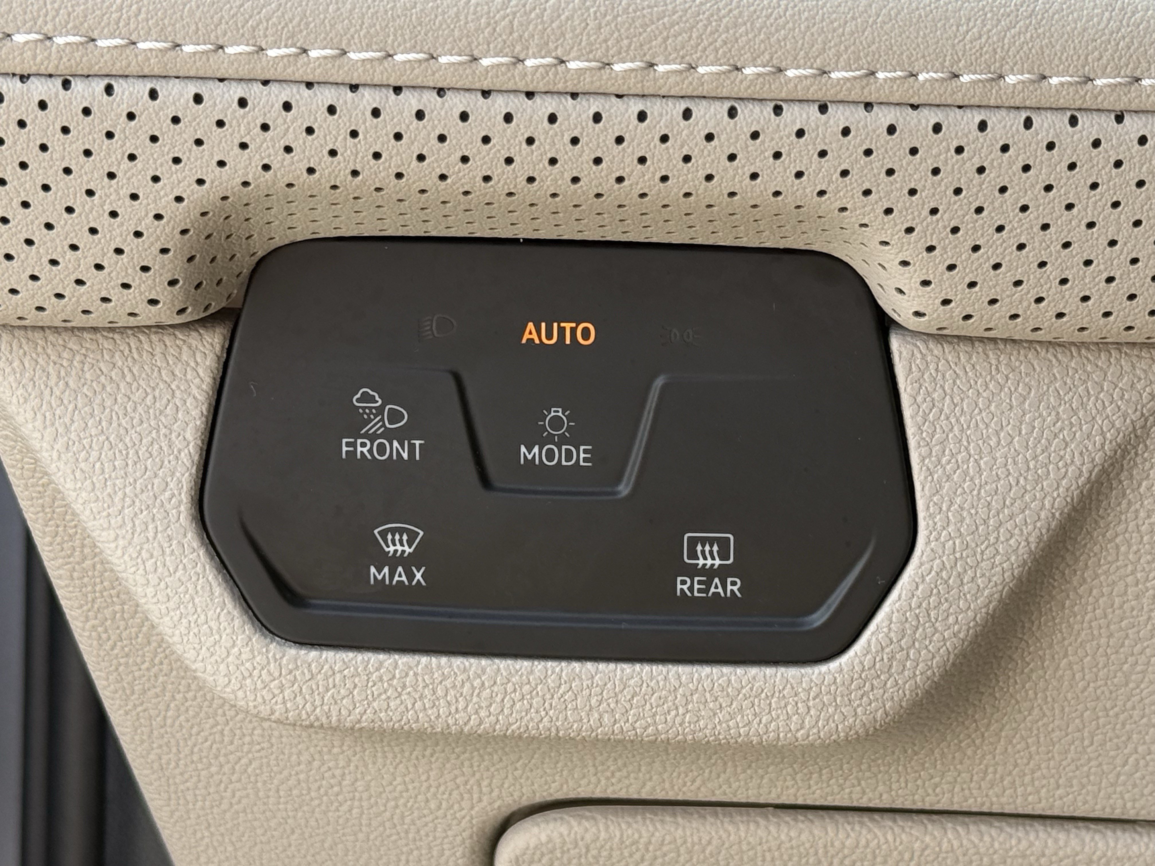 Used 2024 Volkswagen Atlas SE FWD image 25