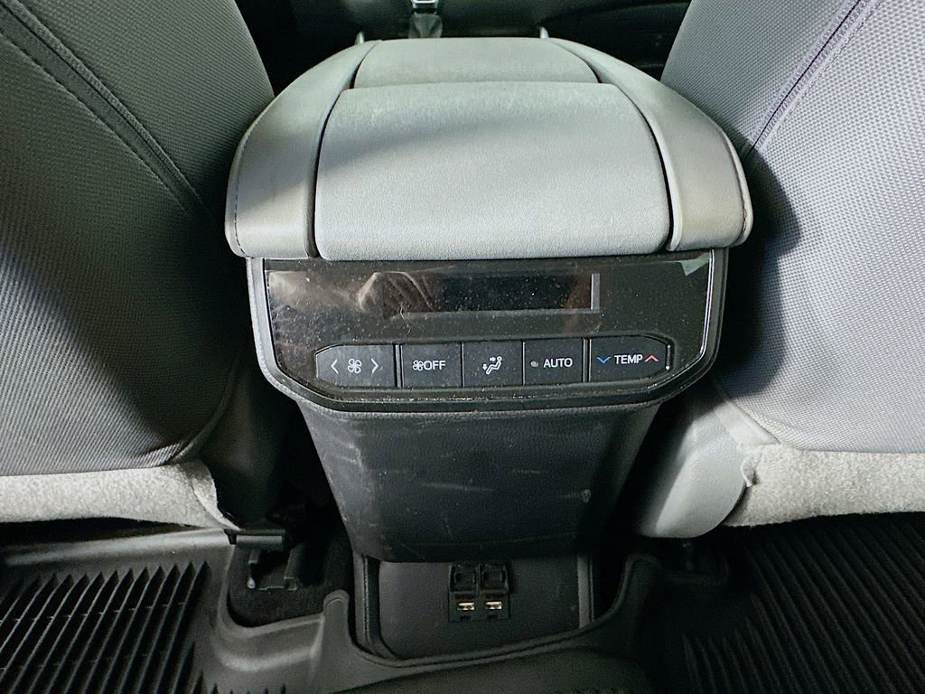 Used 2021 Toyota Highlander LE FWD image 11