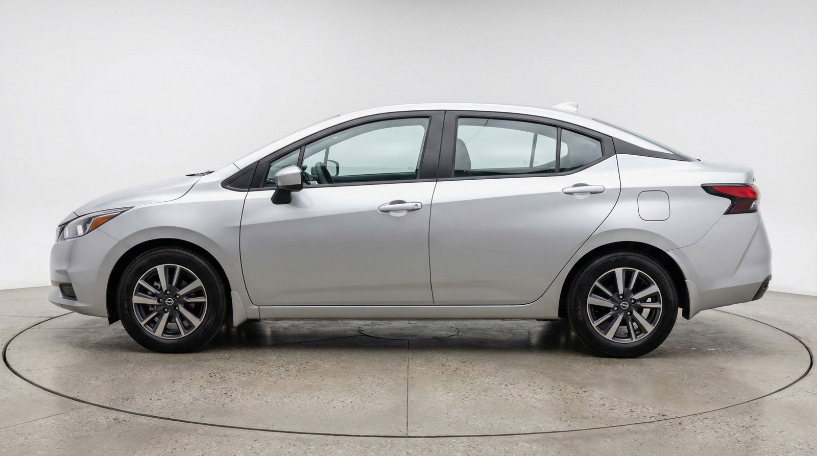 Used 2025 Nissan Versa SV image 5
