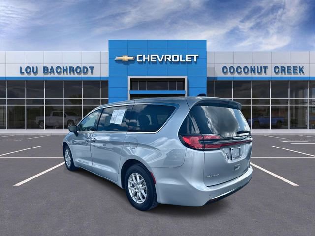Used 2024 Chrysler Pacifica Touring-L image 6