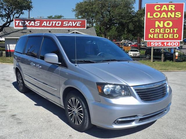 Used 2014 Chrysler Town & Country S image 1
