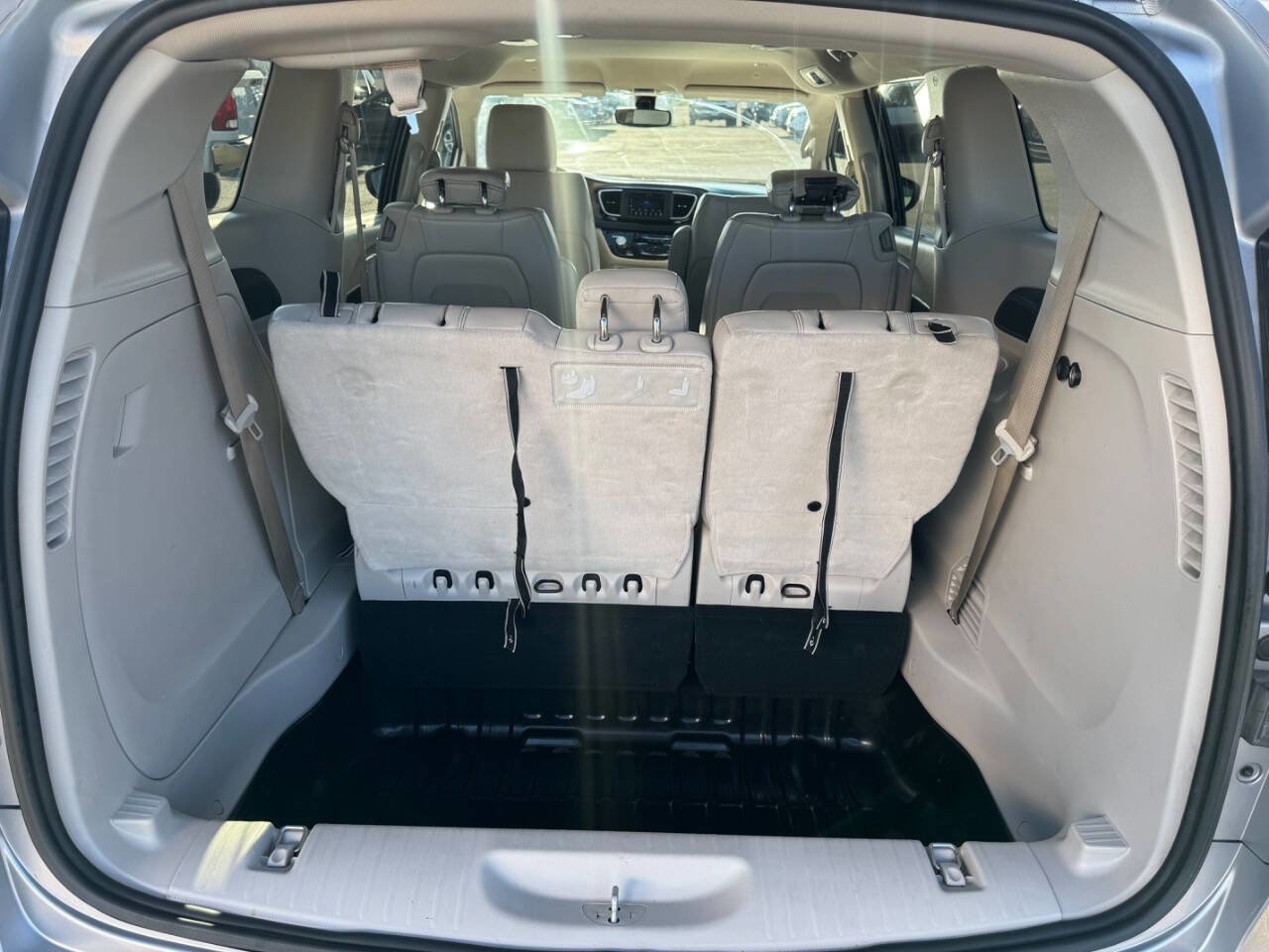 Used 2021 Chrysler Voyager Lxi image 4