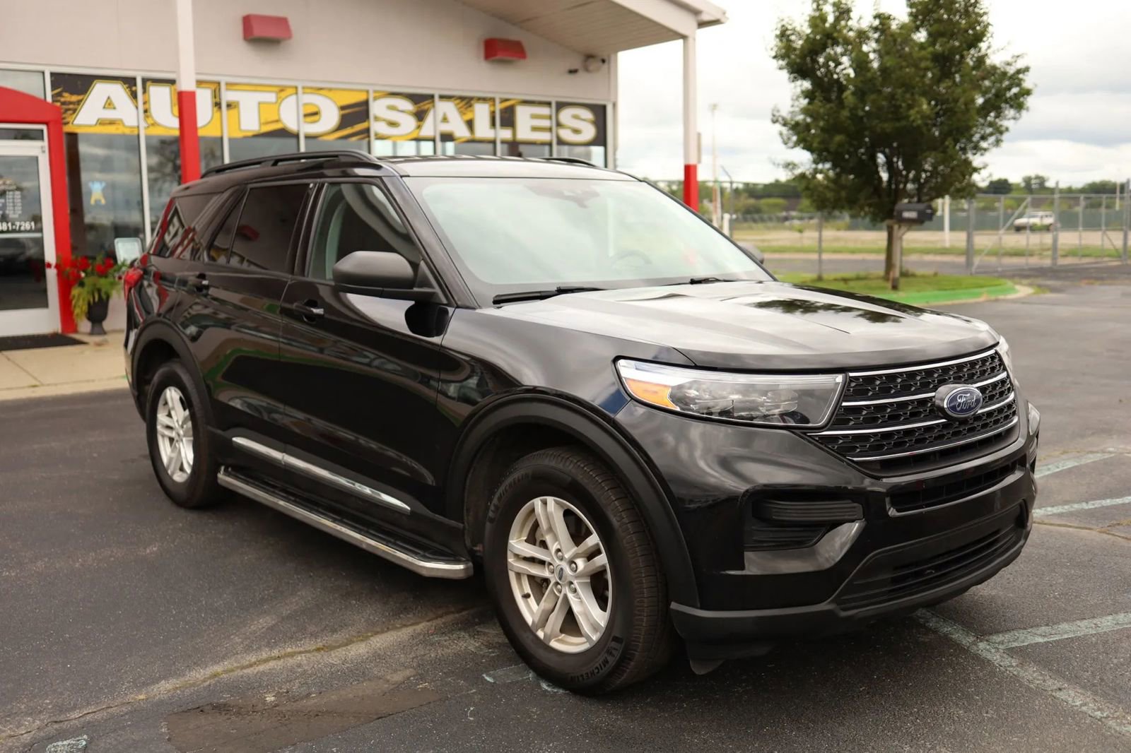 Used 2020 Ford Explorer XLT w/ Comfort Package image 3