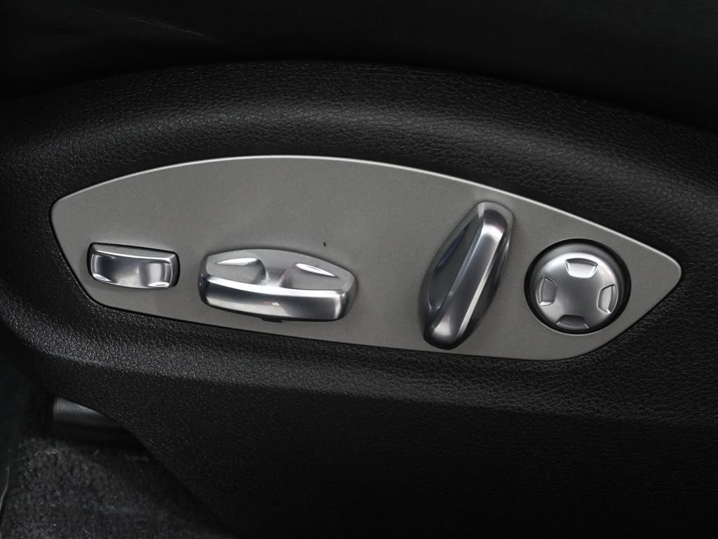 Used 2026 Porsche Macan AWD/4WD image 31