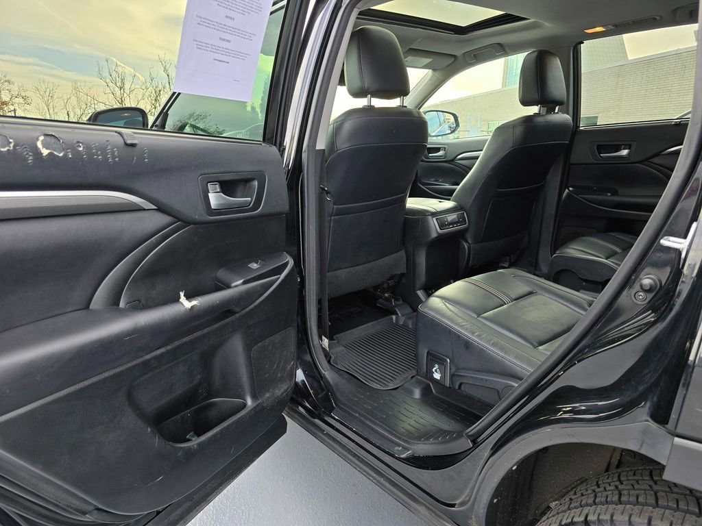 Used 2018 Toyota Highlander SE image 21