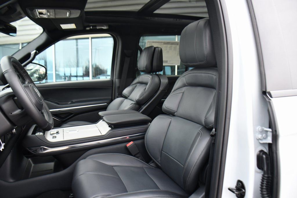 New 2026 Lincoln Navigator Reserve w/ Jet Appearance Package AWD/4WD image 13