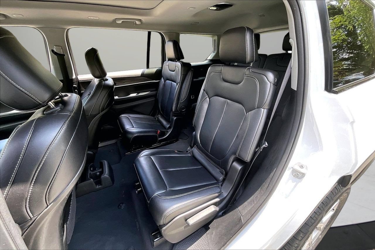 Used 2023 Jeep Grand Cherokee L Limited AWD/4WD image 23