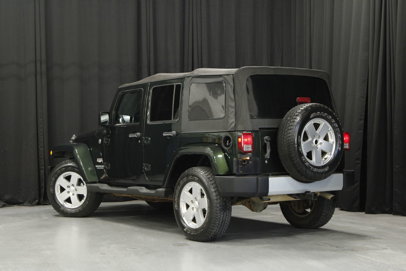 Used 2011 Jeep Wrangler Unlimited Sahara w/ Connectivity Group AWD/4WD image 3