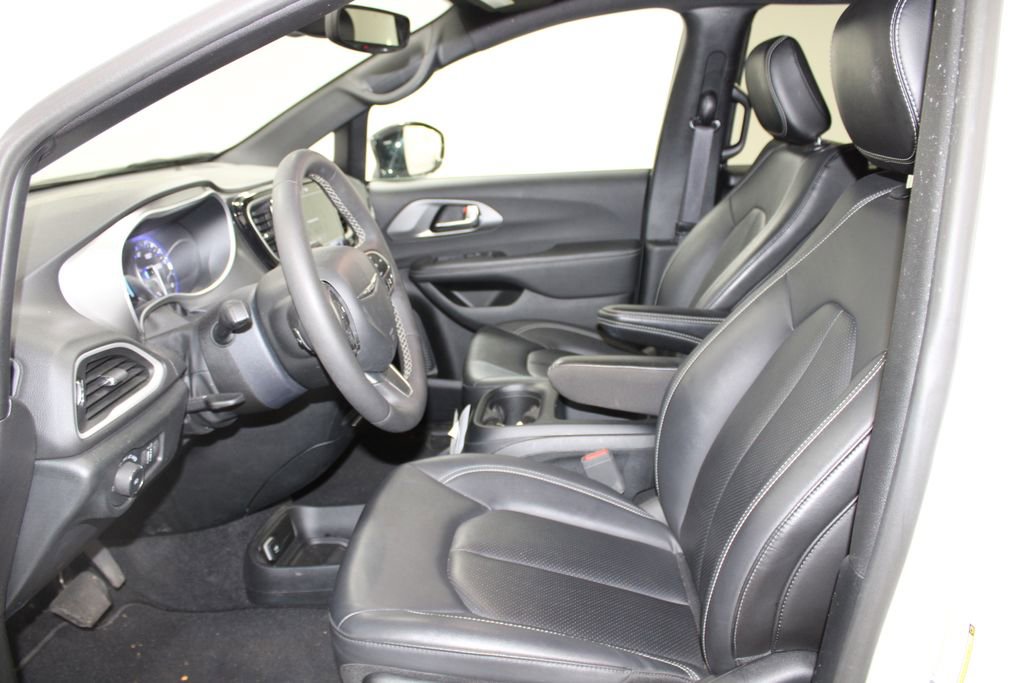 Used 2025 Chrysler Pacifica Select image 17