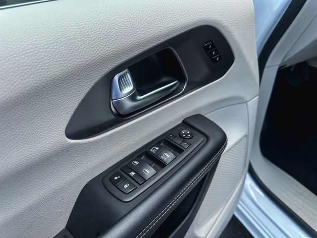 Used 2023 Chrysler Pacifica Touring-L FWD image 15