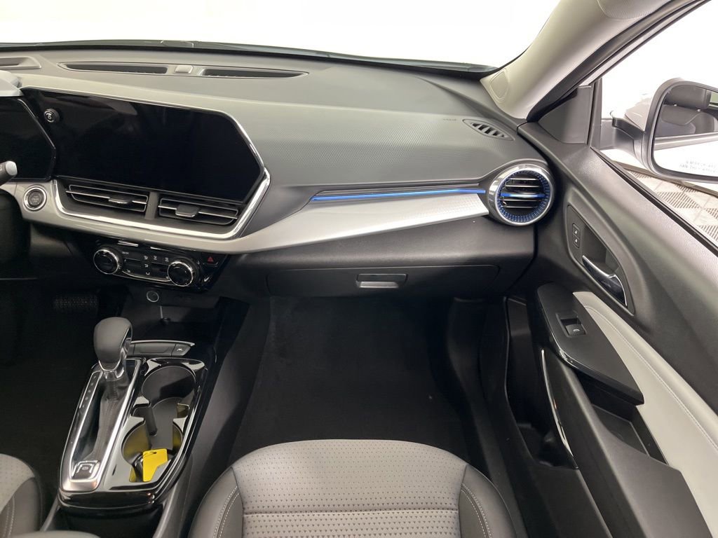 Used 2025 Chevrolet Trax LT w/ LT Convenience Package image 18