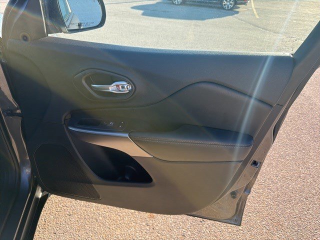 Used 2020 Jeep Cherokee Limited w/ Technology Group image 17