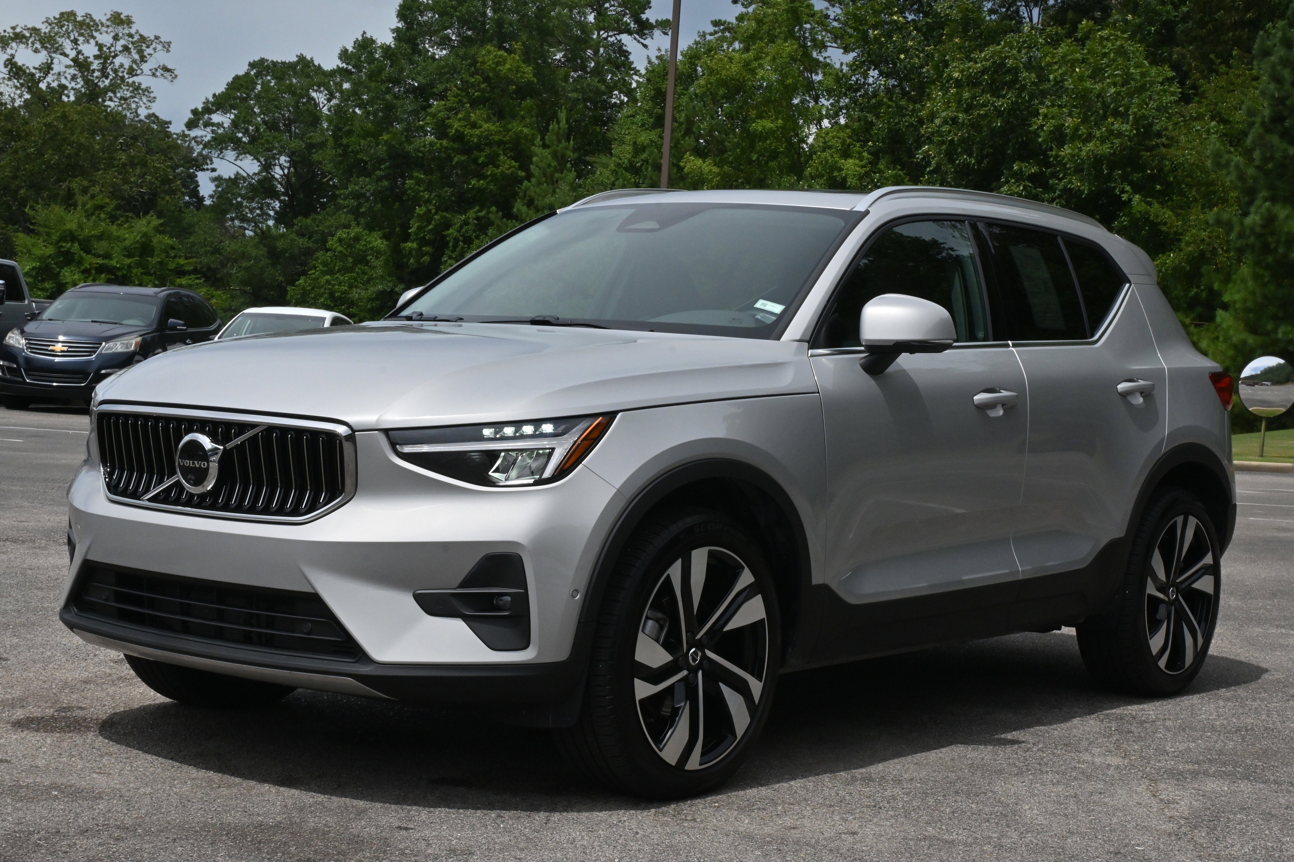 Used 2025 Volvo XC40 B5 Plus image 5