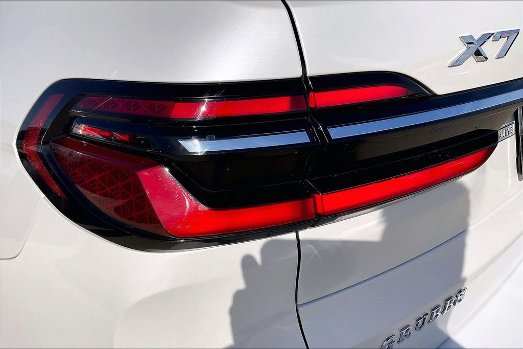 Used 2023 BMW X7 xDrive40i w/ Parking Assistance Package image 39