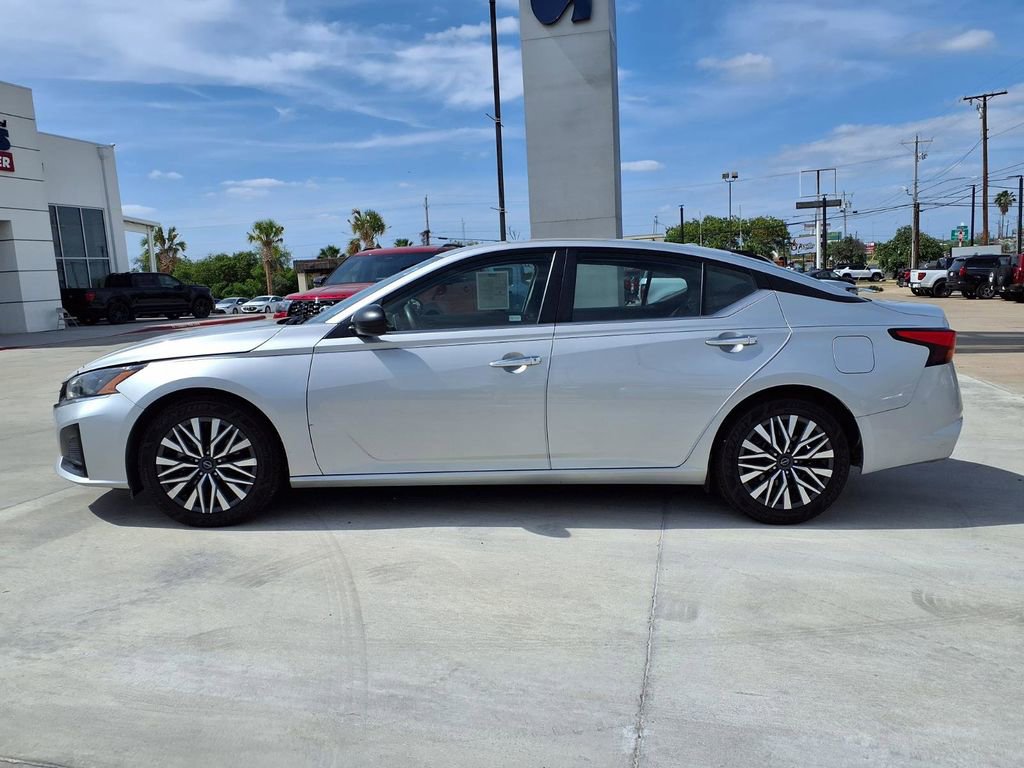 Used 2024 Nissan Altima 2.5 SV FWD image 5