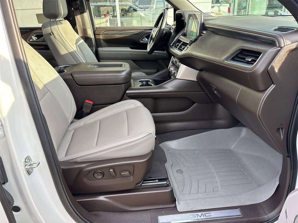 Used 2023 GMC Yukon XL SLT w/ SLT Luxury Package image 20