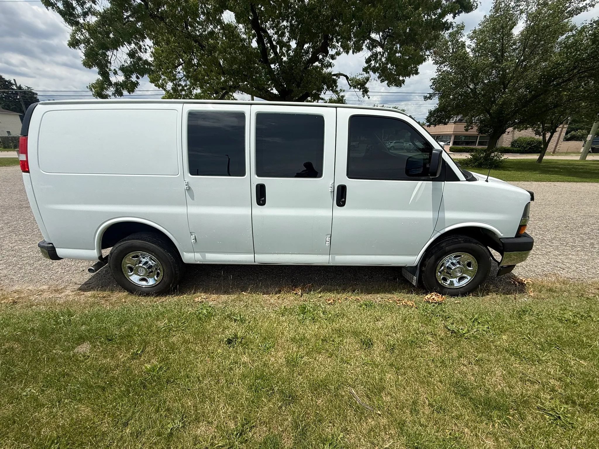 Used 2017 Chevrolet Express 3500 RWD image 4