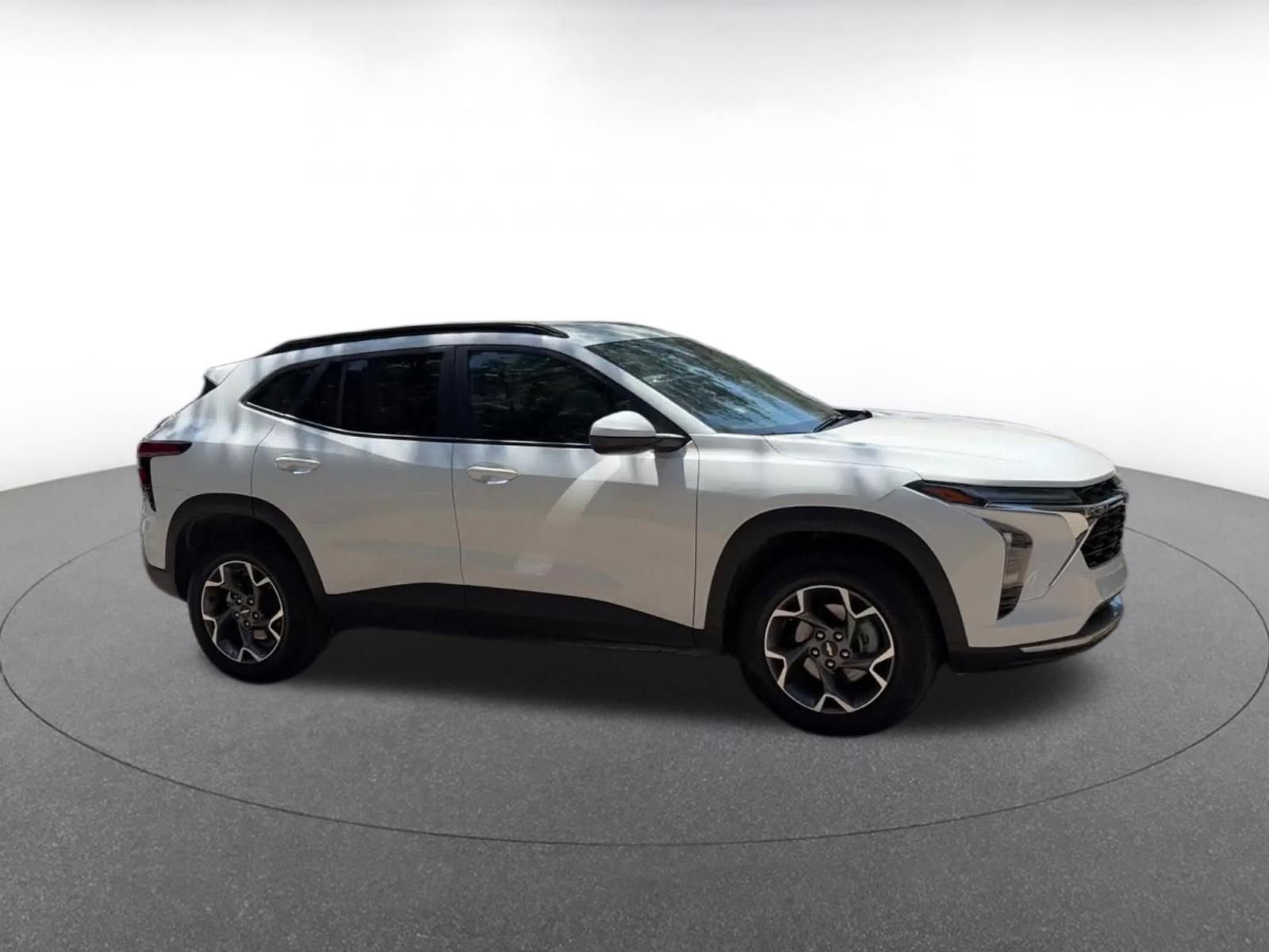 Used 2025 Chevrolet Trax LT image 2