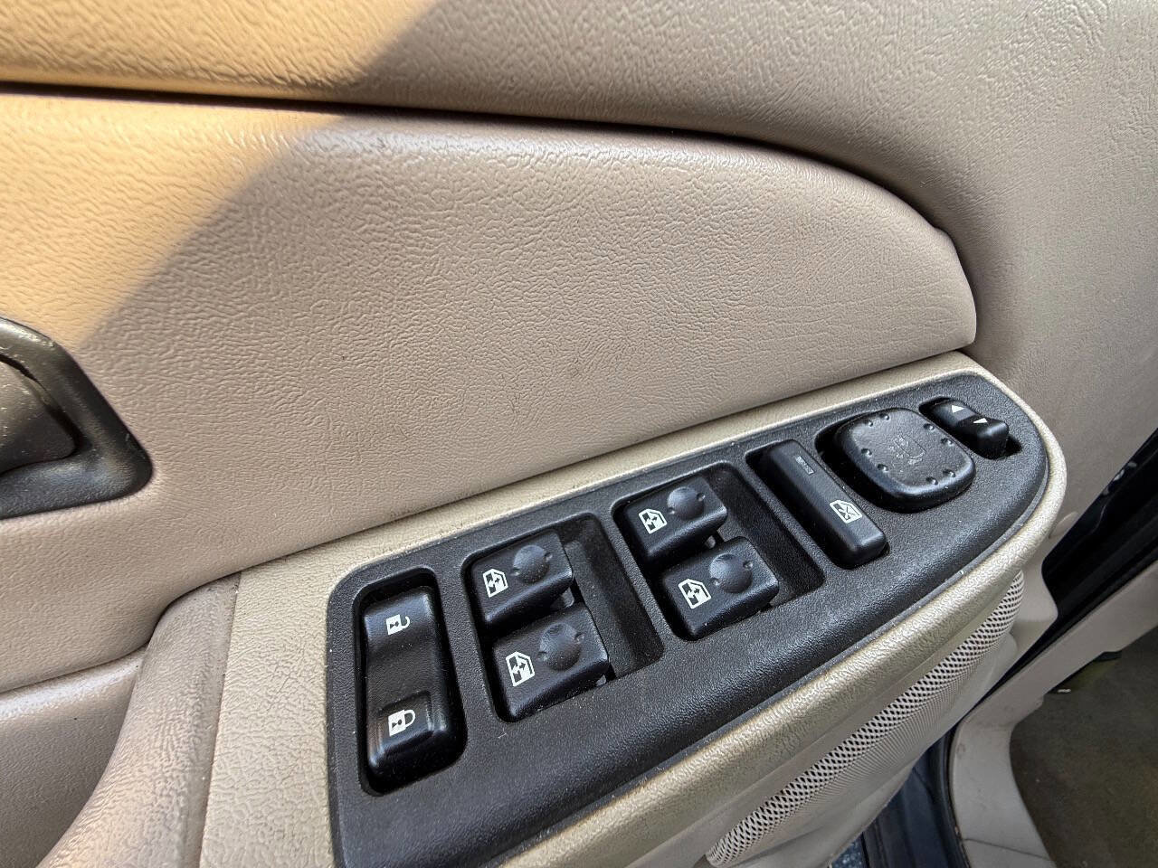 Used 2005 Chevrolet Avalanche LS w/ Chrome Exterior Package image 19