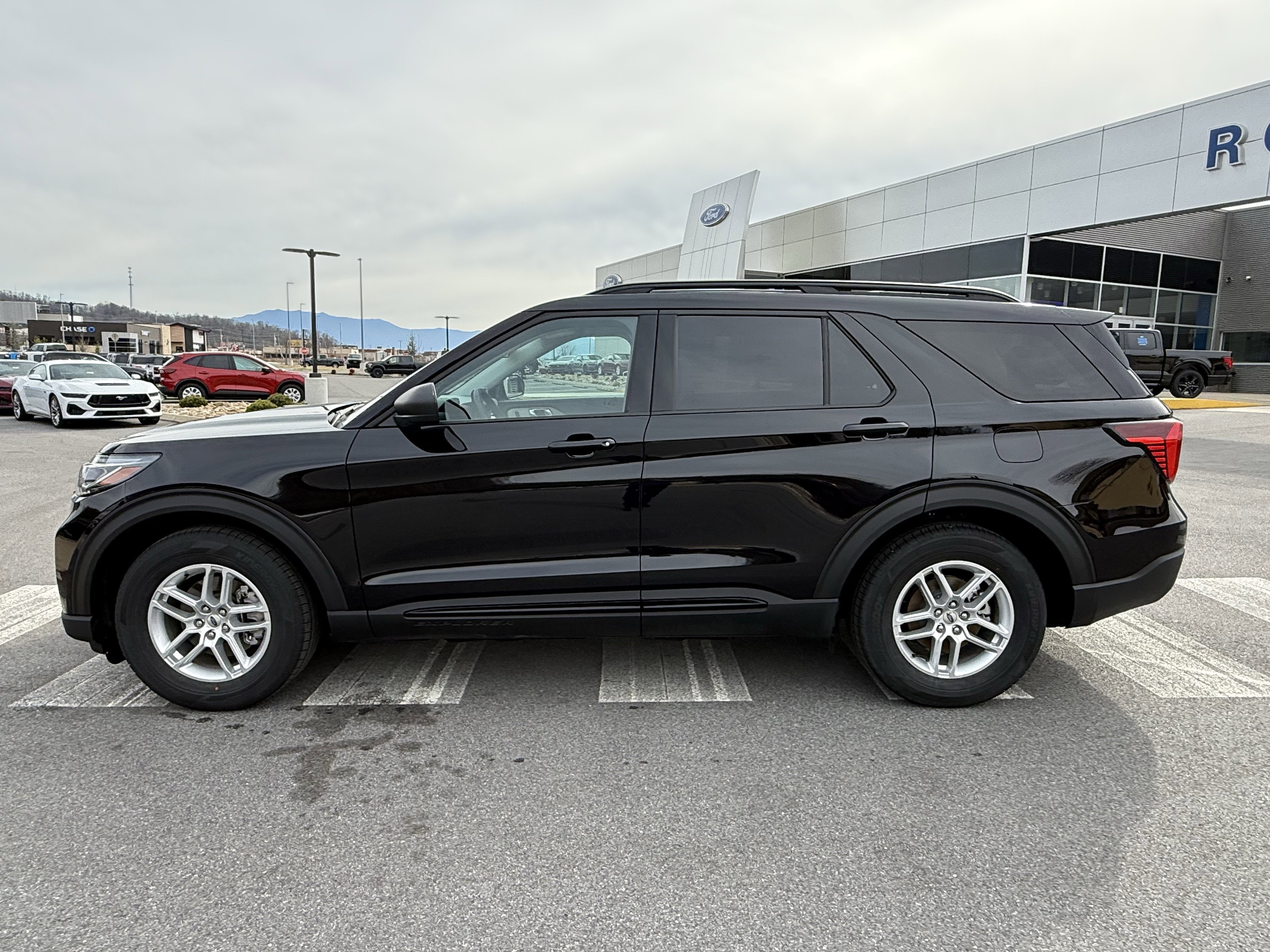 New 2026 Ford Explorer Active RWD image 8