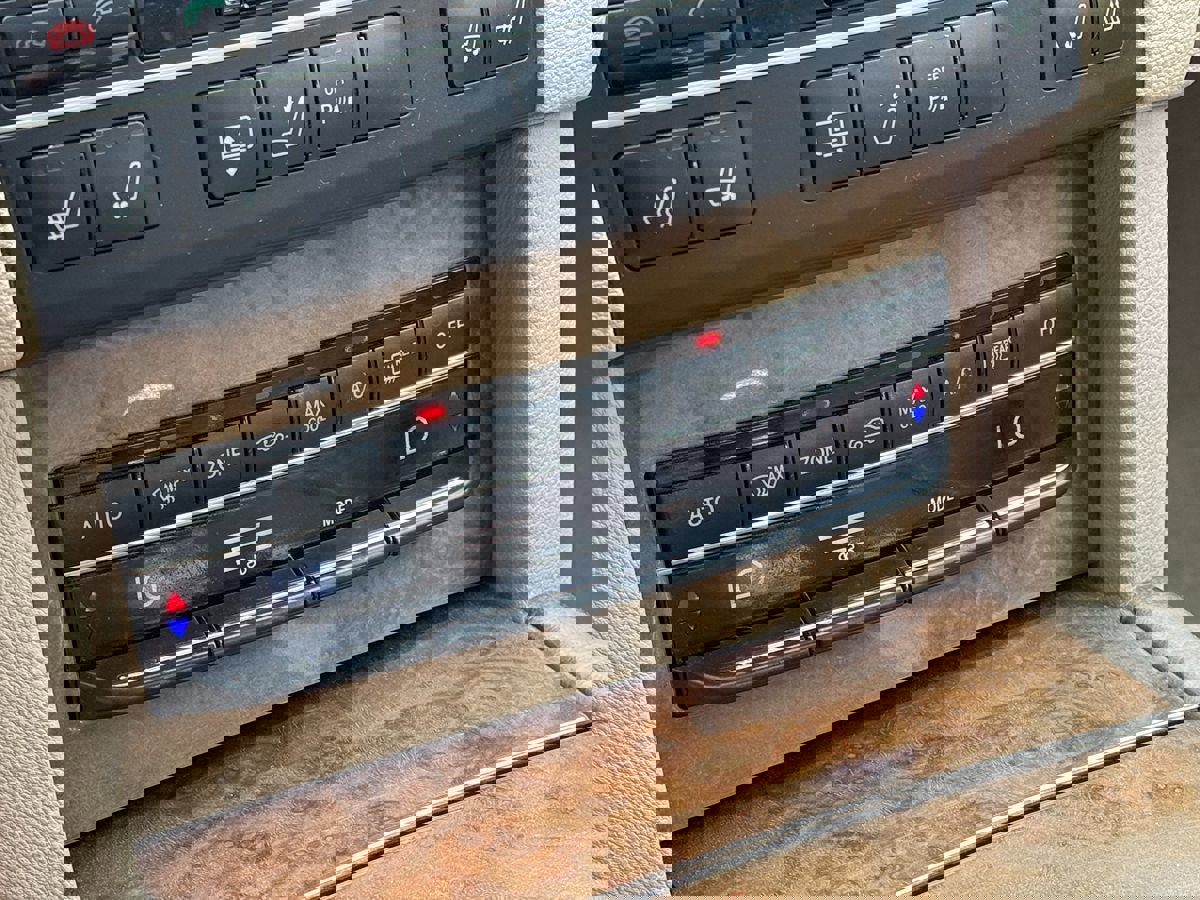 Used 2011 Mercedes-Benz E 550 Sedan image 42