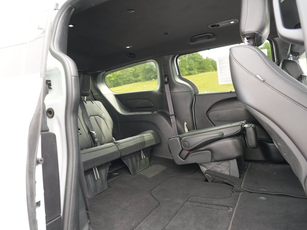 Used 2025 Chrysler Pacifica Select FWD image 27
