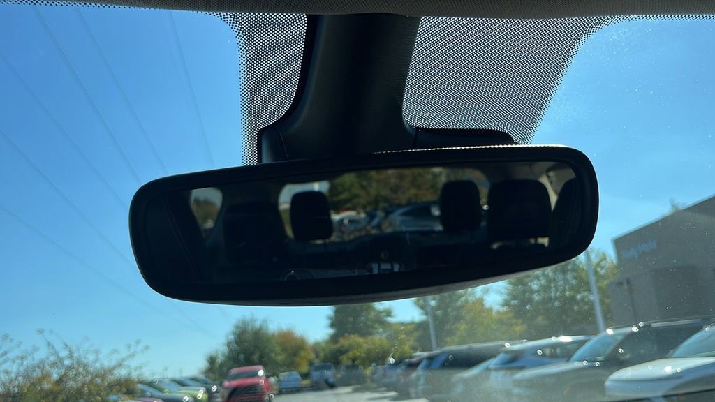 Used 2024 Chrysler Pacifica Touring-L image 16