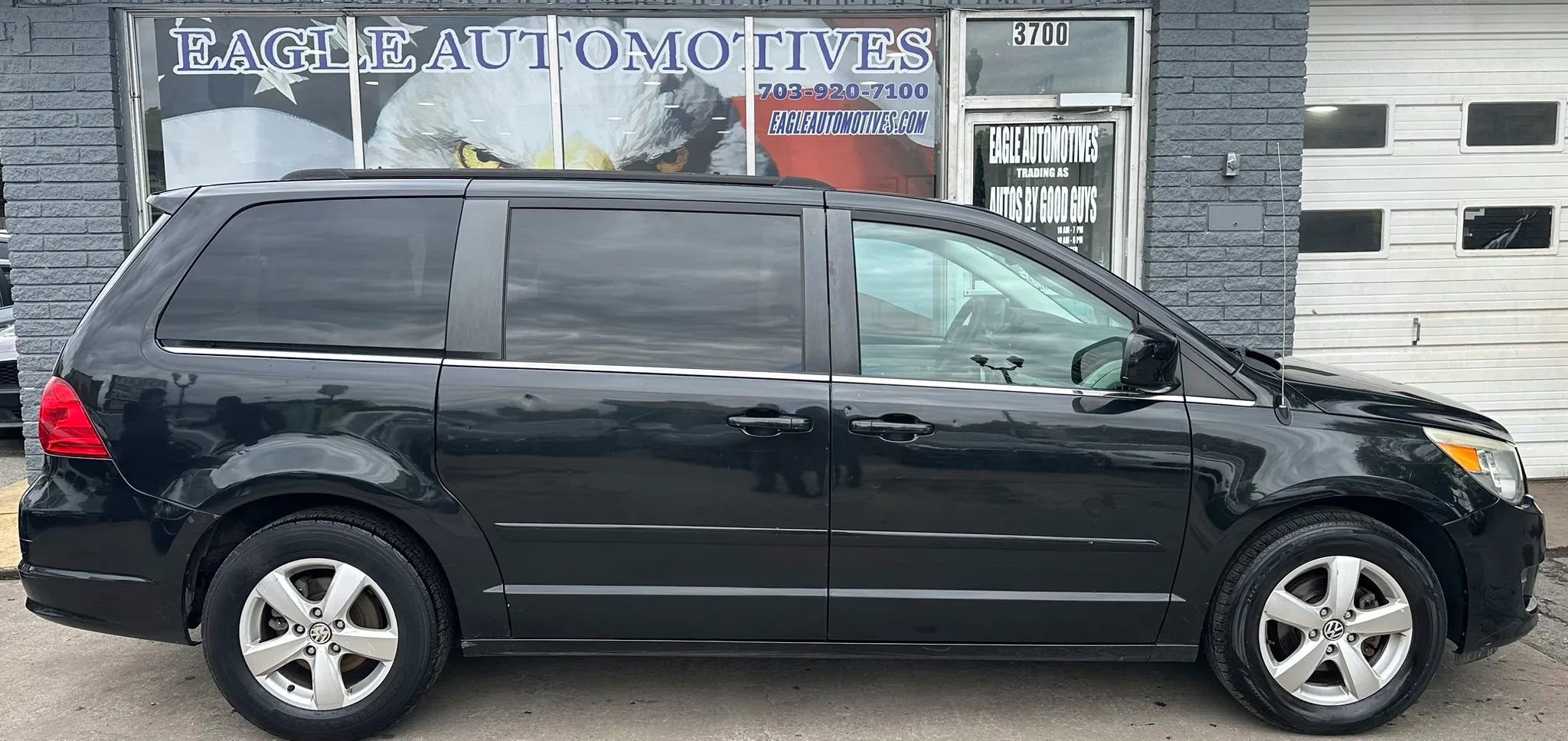 Used 2011 Volkswagen Routan SE FWD image 2