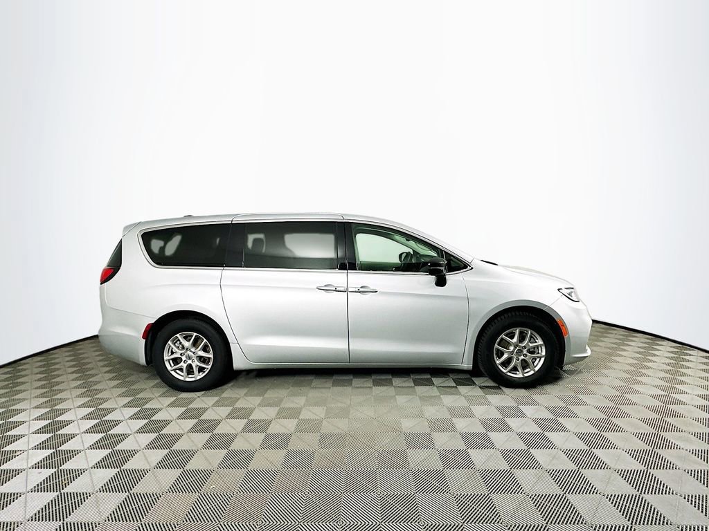Certified 2024 Chrysler Pacifica Touring-L image 13