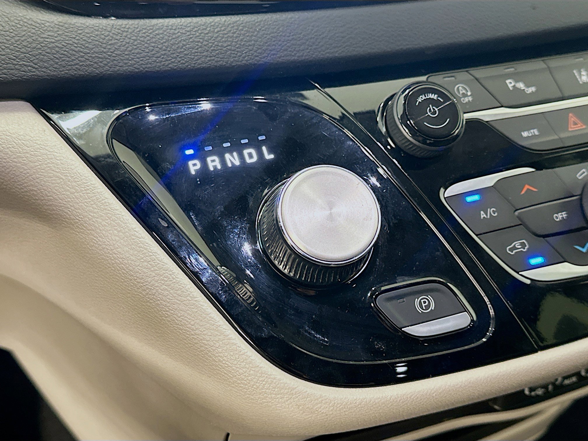 Used 2024 Chrysler Pacifica Touring-L image 24