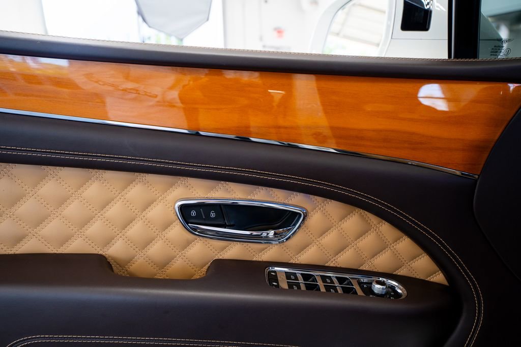 Used 2021 Bentley Bentayga image 31