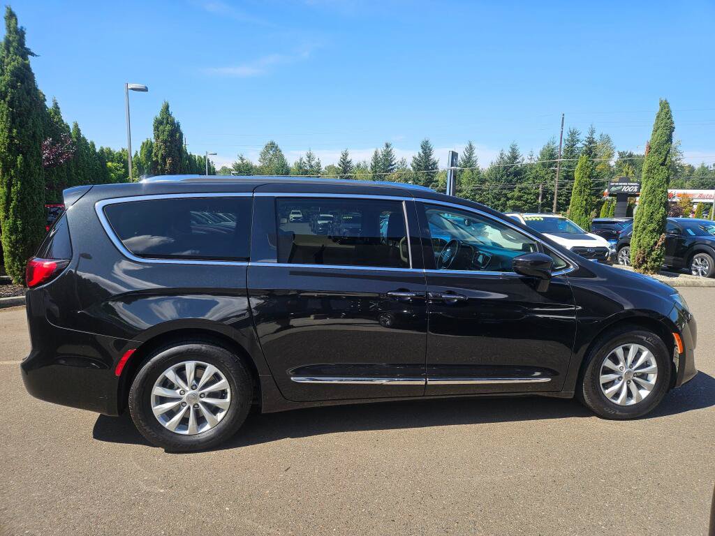 Used 2019 Chrysler Pacifica Touring-L FWD image 6
