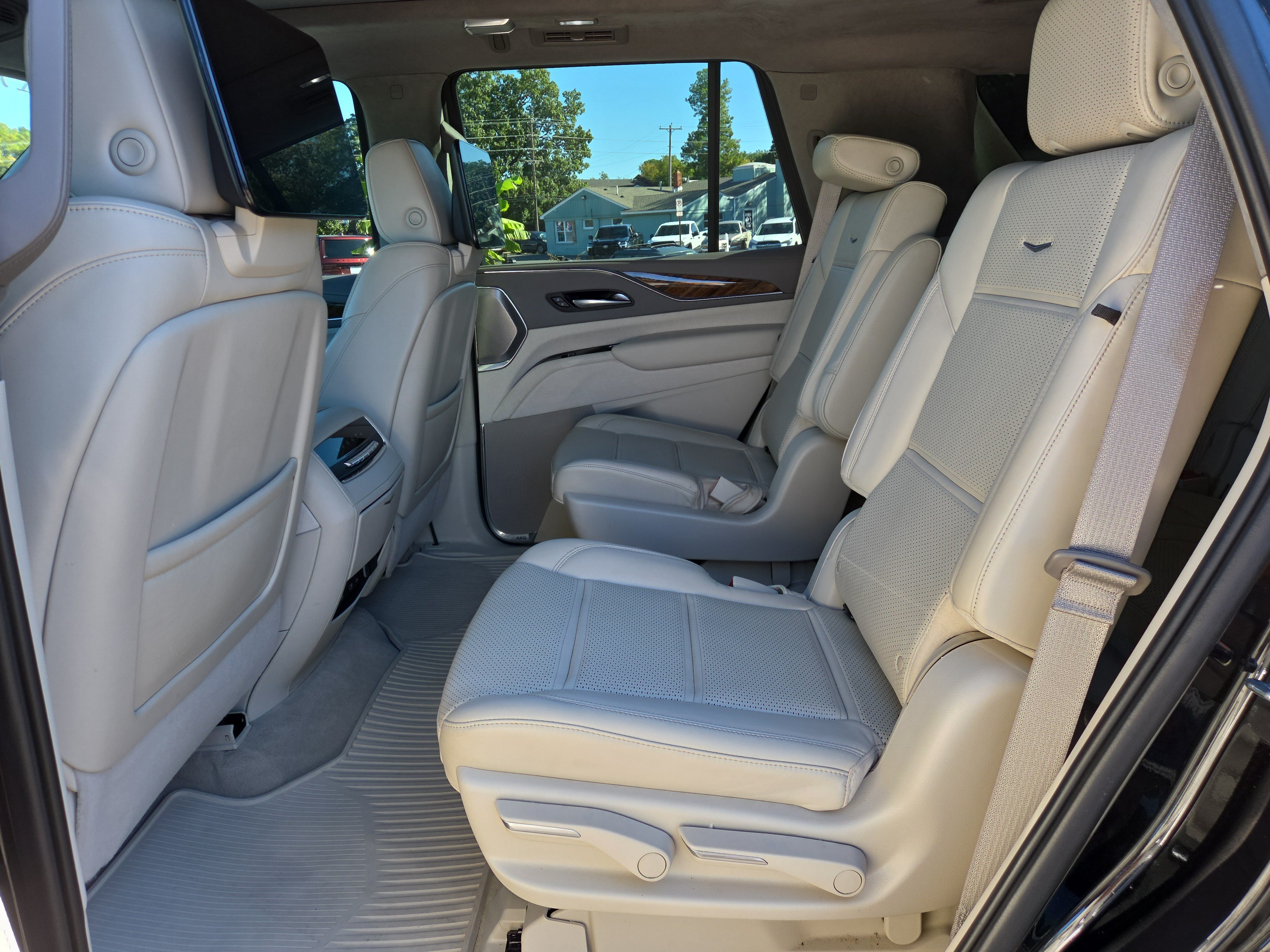 Used 2023 Cadillac Escalade Sport Platinum w/ LPO, ONYX Package AWD/4WD image 11
