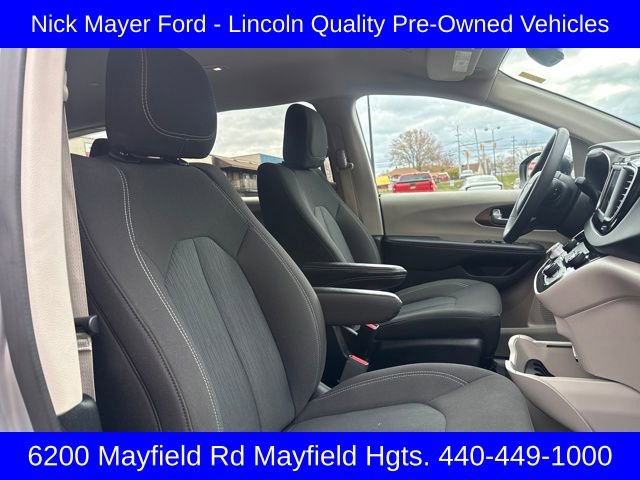 Used 2024 Chrysler Voyager LX image 25