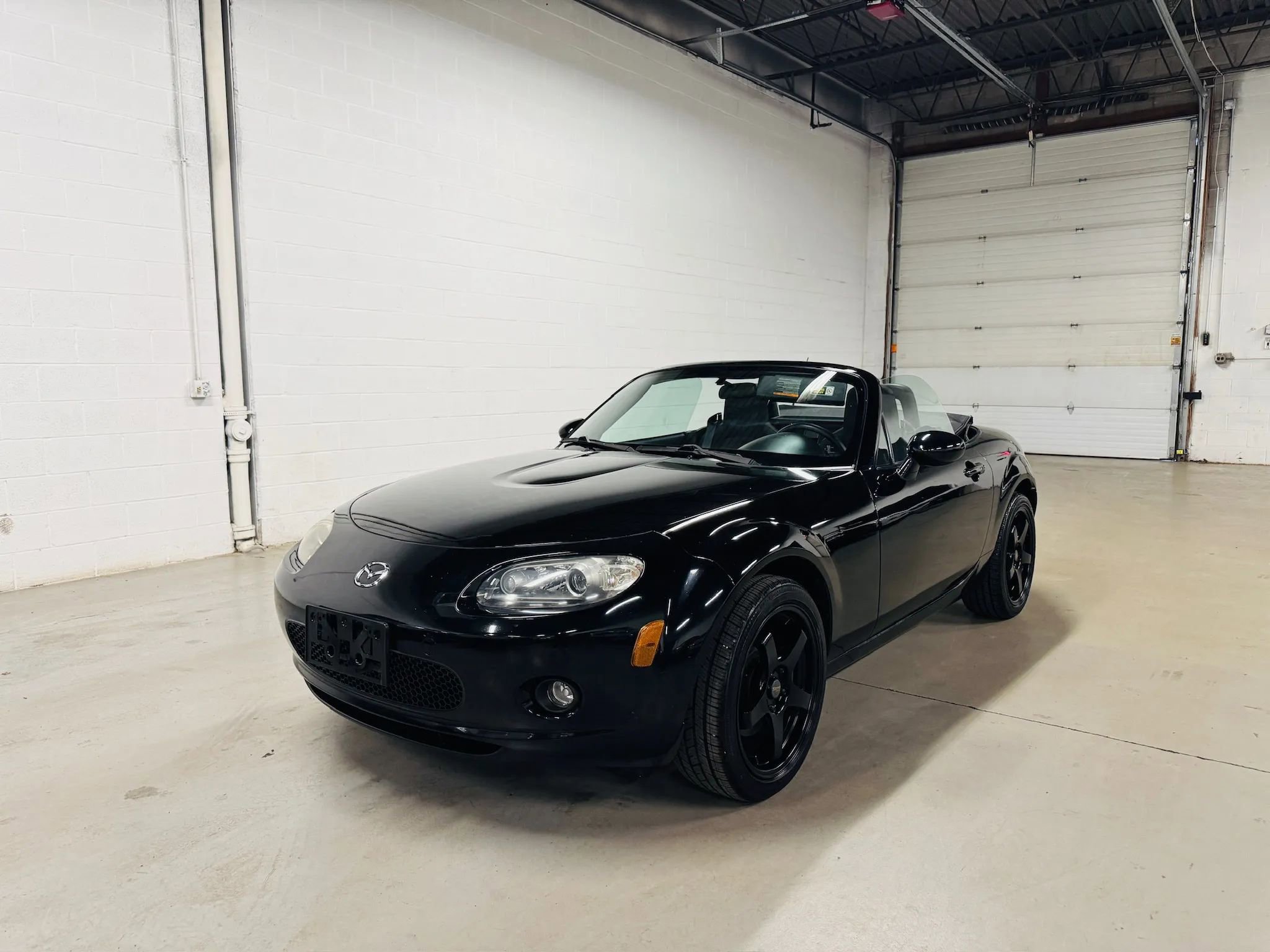 Used 2006 MAZDA MX-5 Miata Sport image 2