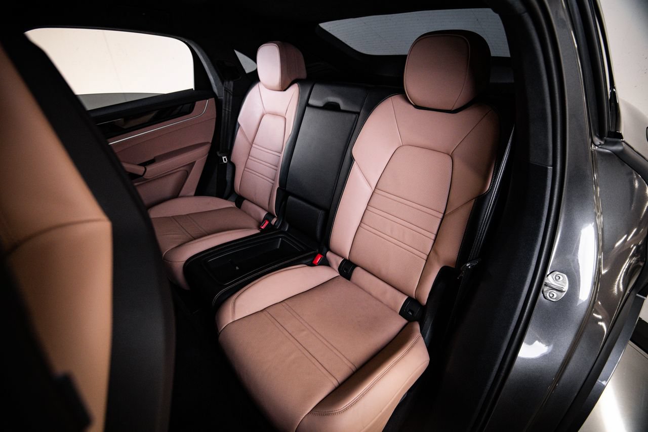 Certified 2024 Porsche Cayenne Turbo AWD/4WD image 25