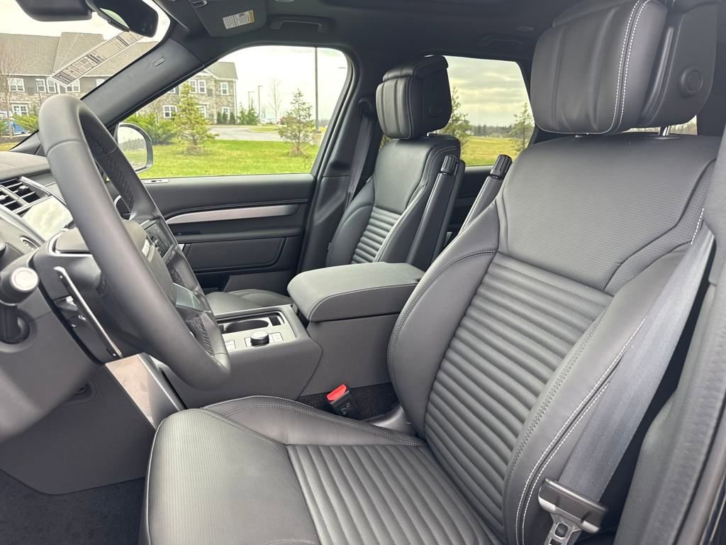 Used 2025 Land Rover Discovery Dynamic SE AWD/4WD image 13