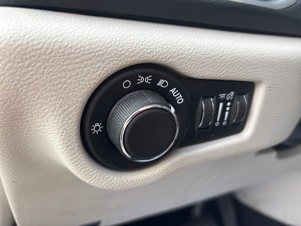 Used 2017 Chrysler Pacifica Touring image 30