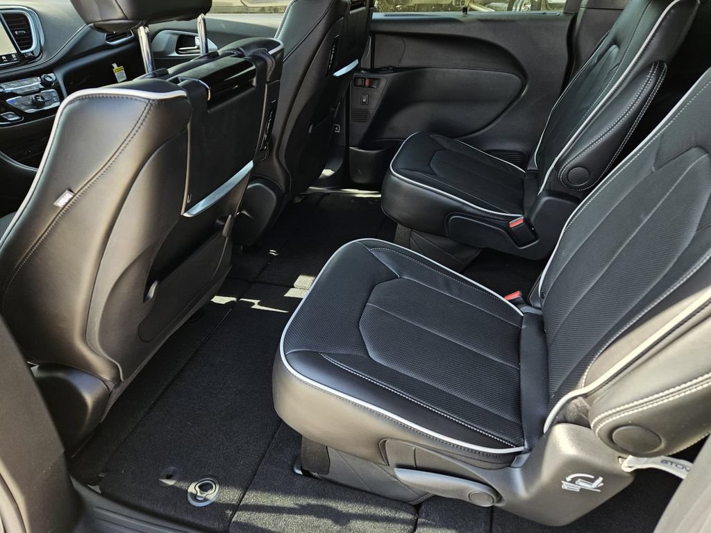 New 2026 Chrysler Pacifica Limited w/ Uconnect Theater Family Group FWD image 12