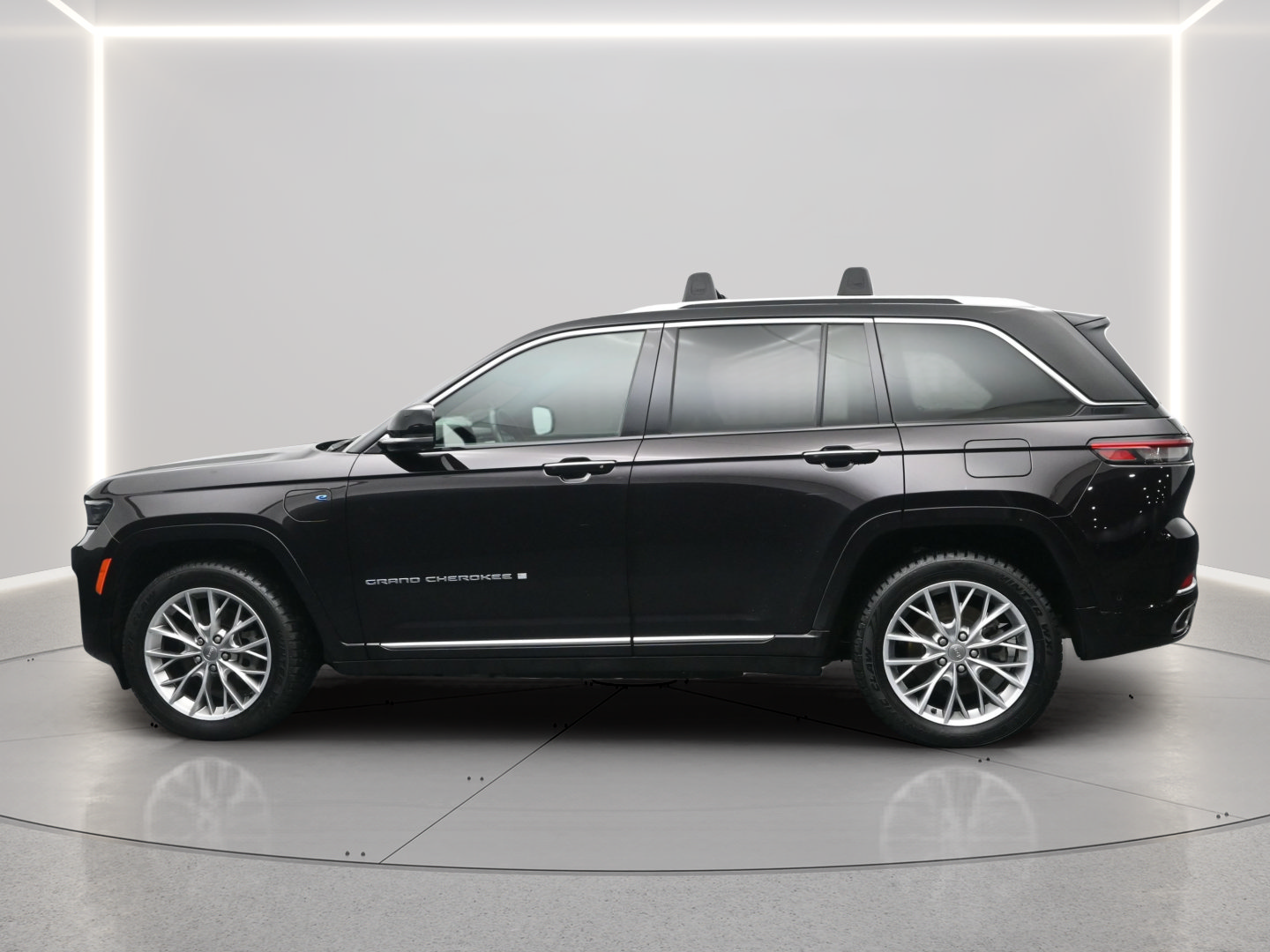 Used 2022 Jeep Grand Cherokee Summit w/ Advanced Protech Group IV AWD/4WD image 3