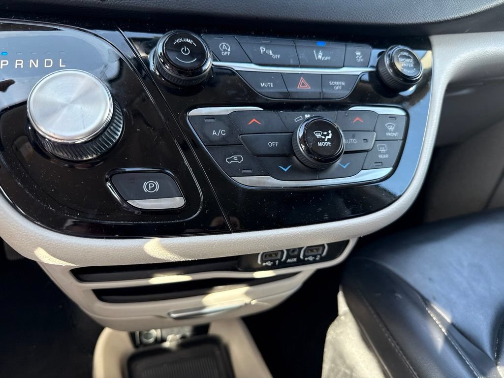 Used 2023 Chrysler Pacifica Touring-L FWD image 12