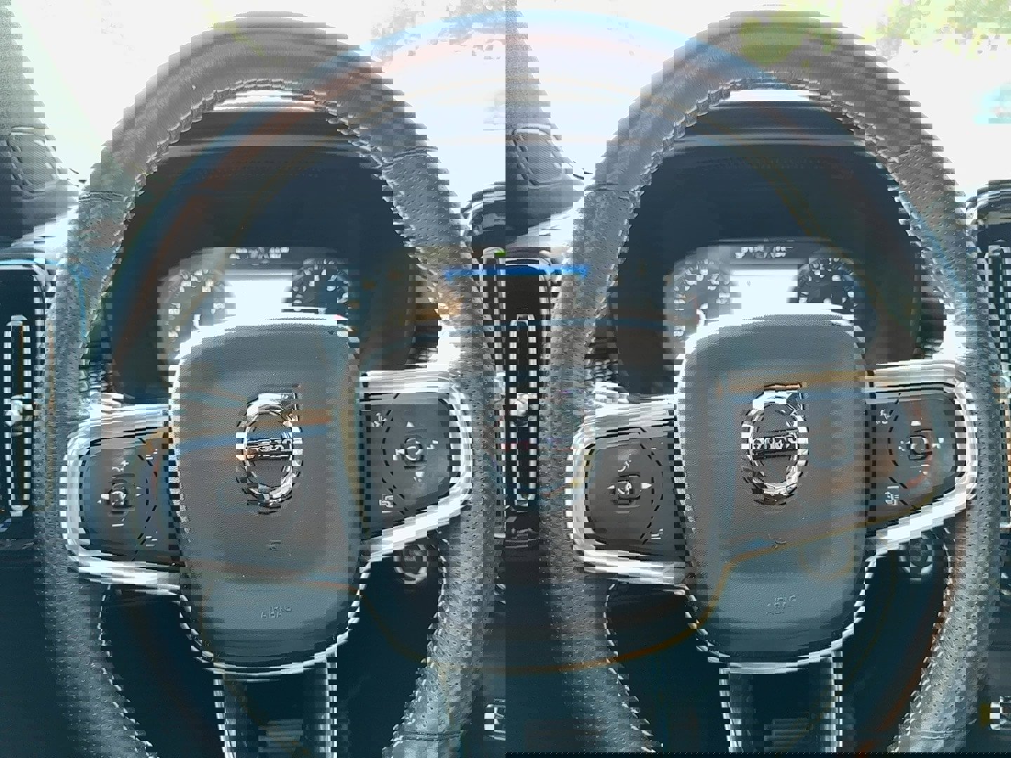 Used 2021 Volvo XC40 T5 R-Design w/ Protection Package Premier image 16