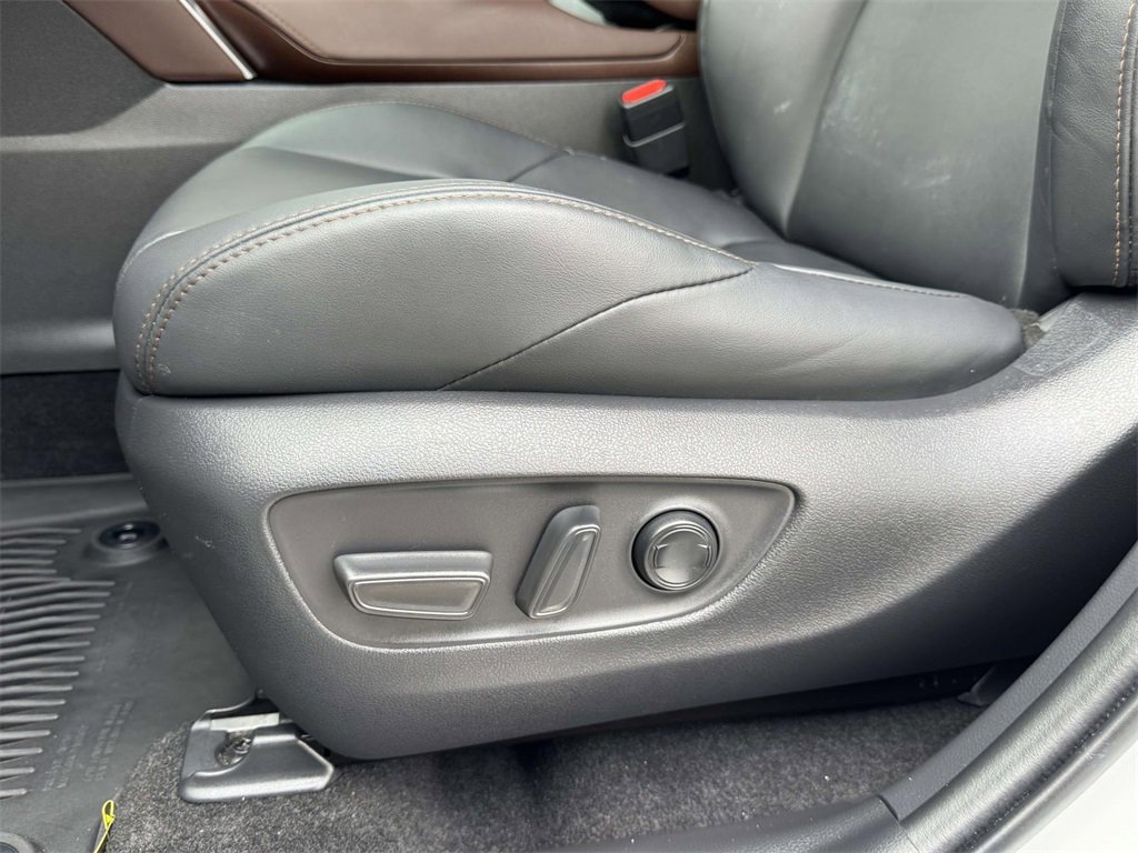 Used 2024 Toyota Venza XLE image 18