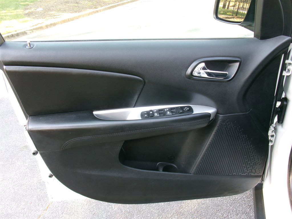 Used 2019 Dodge Journey SE w/ Connectivity Group FWD image 9