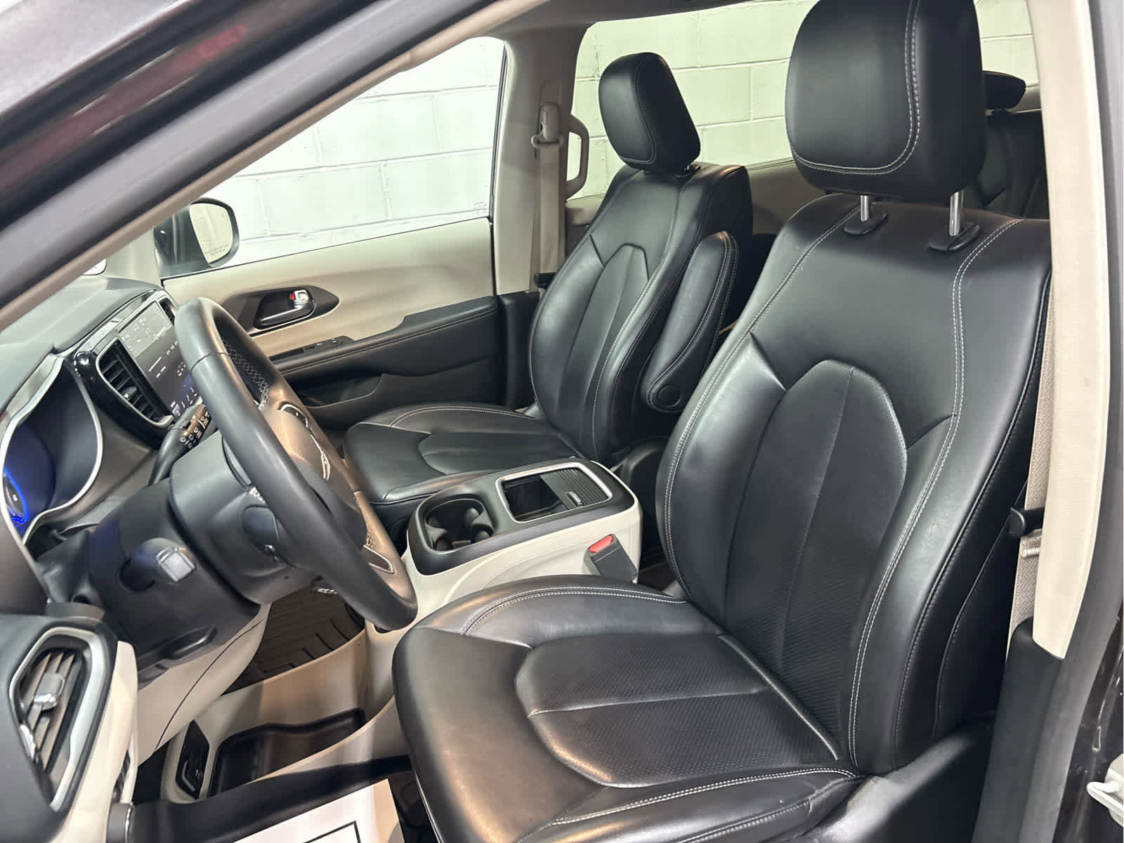 Used 2023 Chrysler Pacifica Touring-L image 13