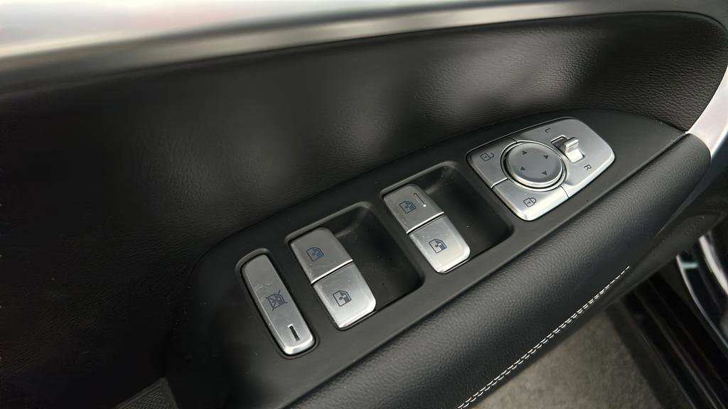 Used 2025 Genesis G70 2.5T image 10