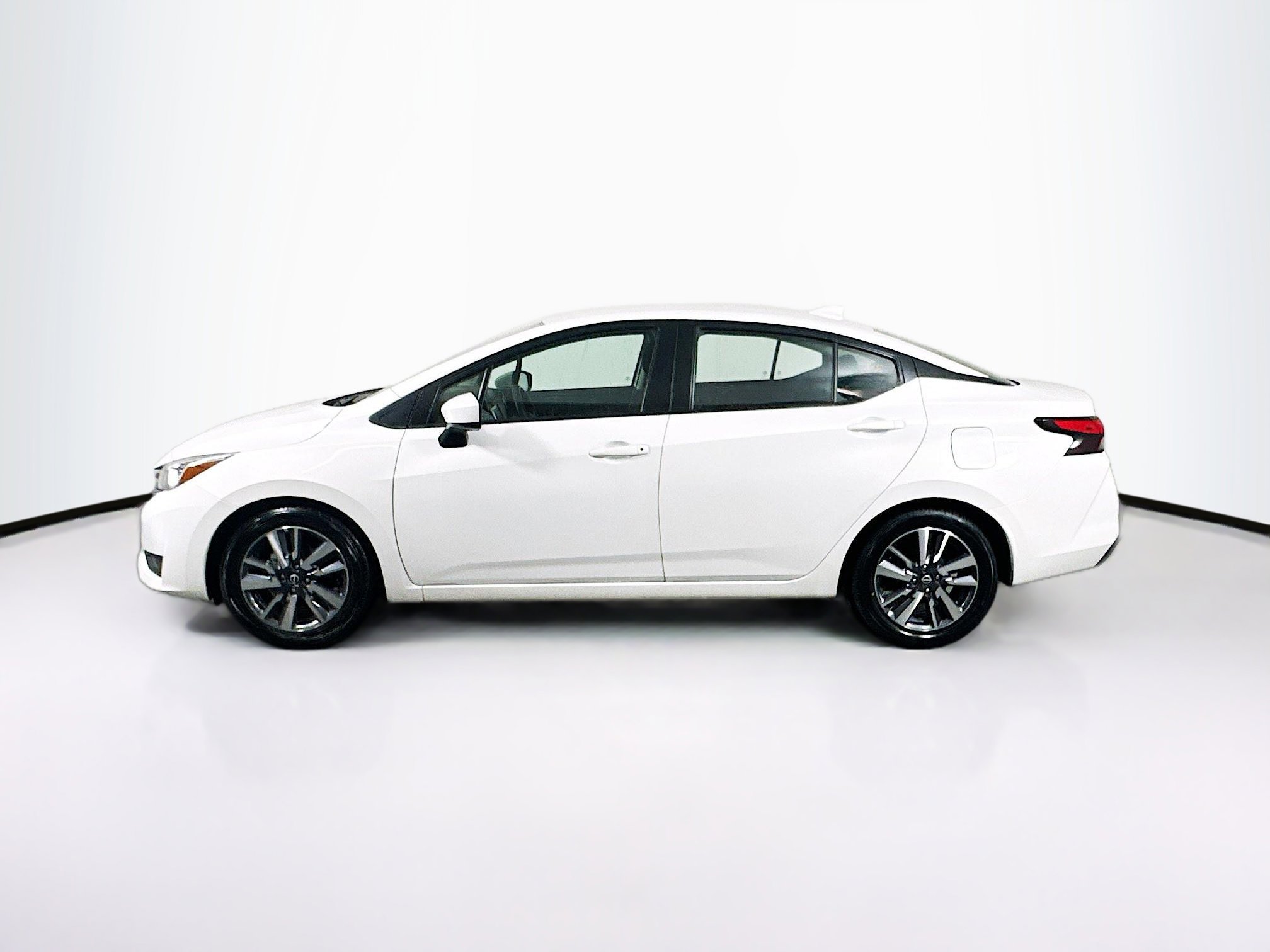 Used 2023 Nissan Versa SV image 4