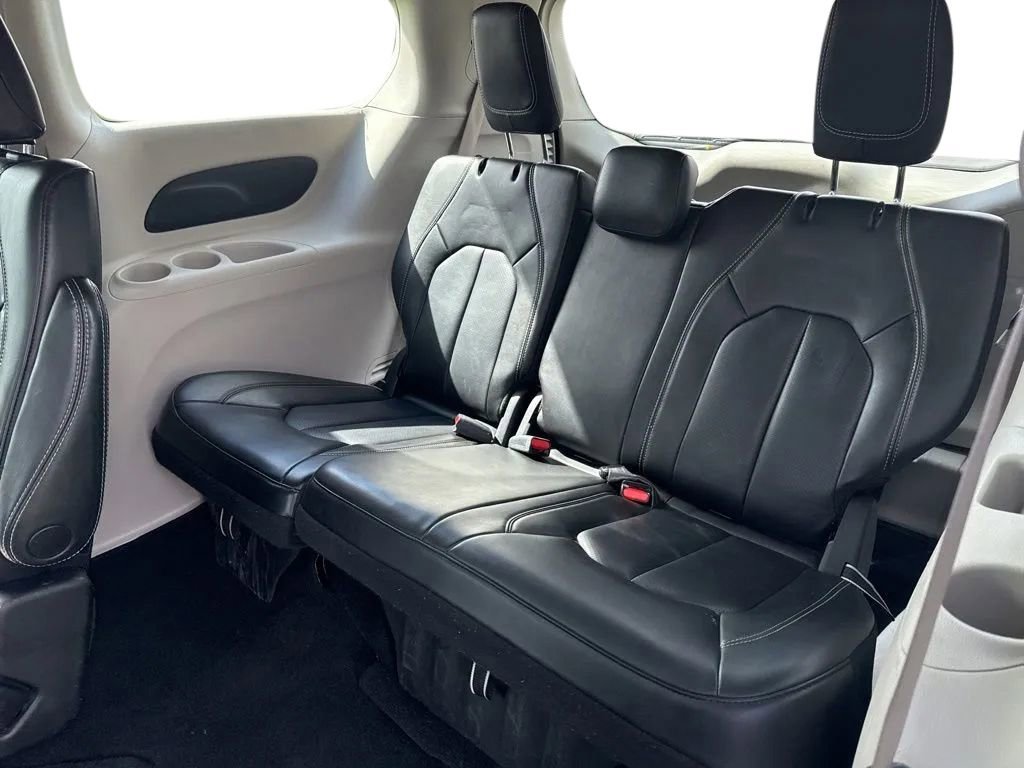 Used 2023 Chrysler Pacifica Touring-L image 18